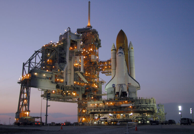 Space_Shuttle_Discovery_rests_on_Launch_Pad_39B